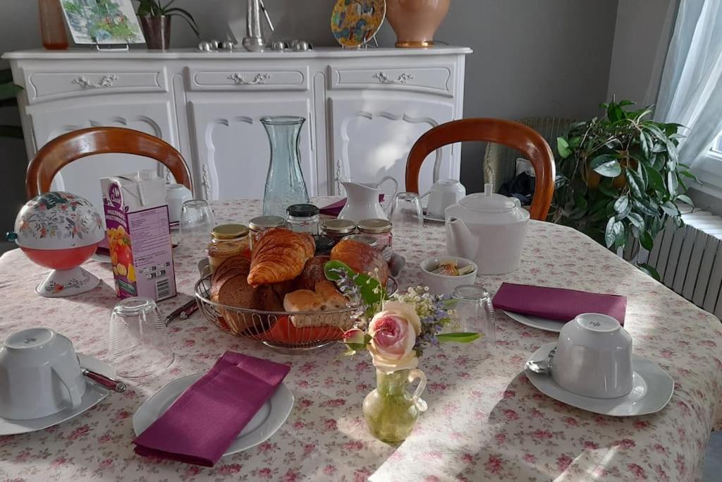Les Abelias Bed and Breakfast Hauterive  Buitenkant foto